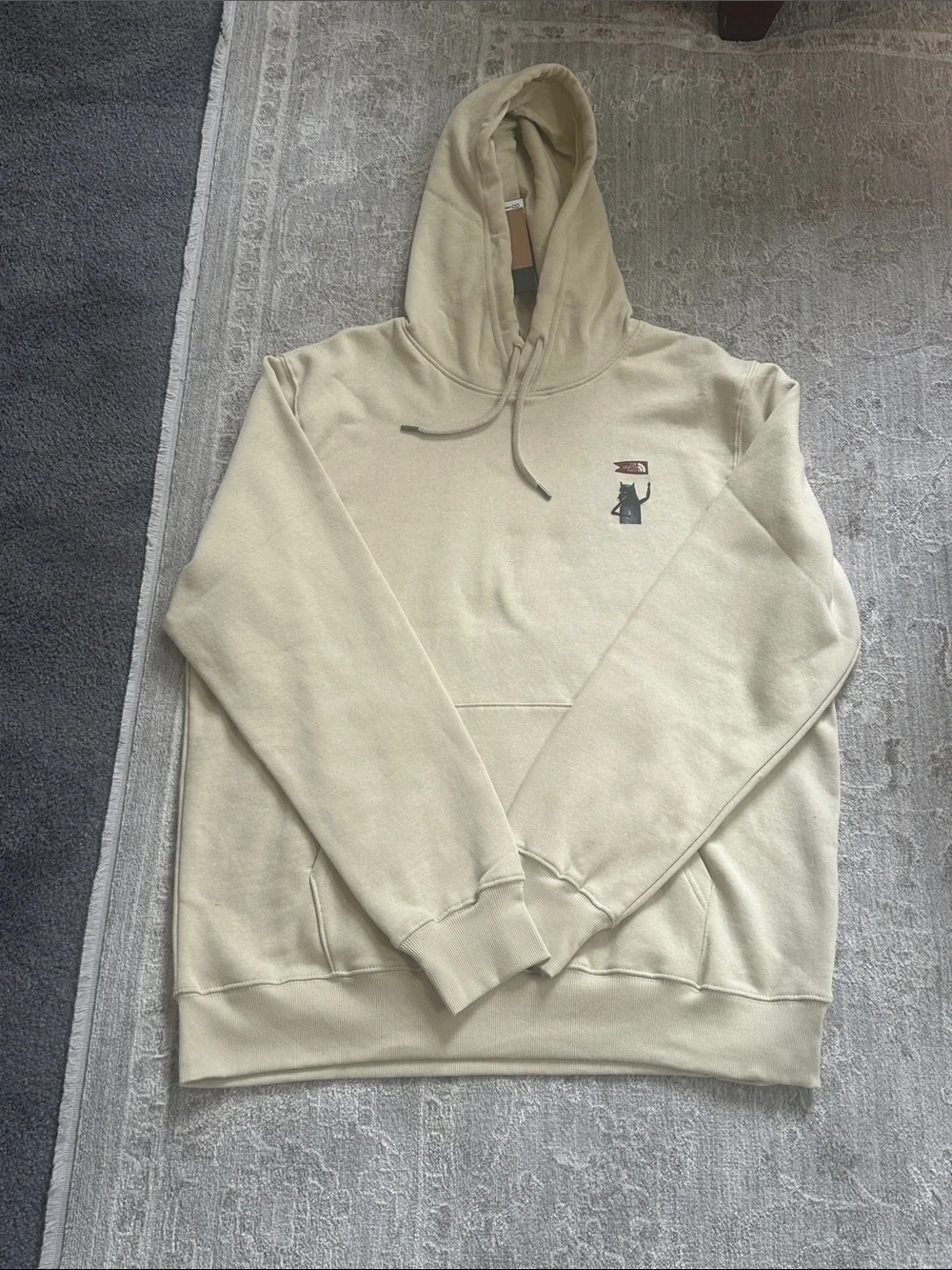 The North Face Men’s Large Wolf Standard Fit Printed Gravel Colored Hoodie. NWTs